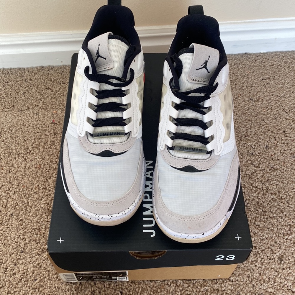 Jordan max 200 size 7 youth or fits 8-8.5 women’s white/grey/red